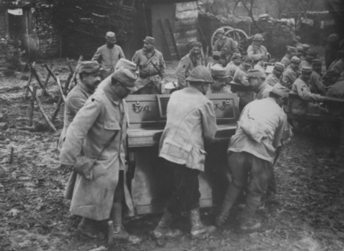 Soldiers moving a piano during World War I - 1916 - from the Archive of the Bibliothèque de Documentation internationale contemporaine, Paris.